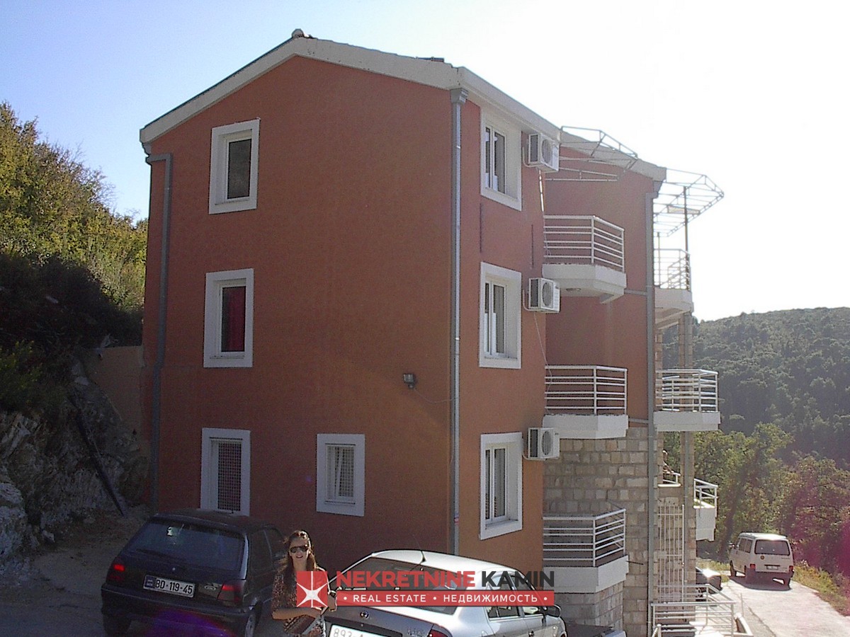 Stone Apartment-Style House with Sea Views, Petrovac